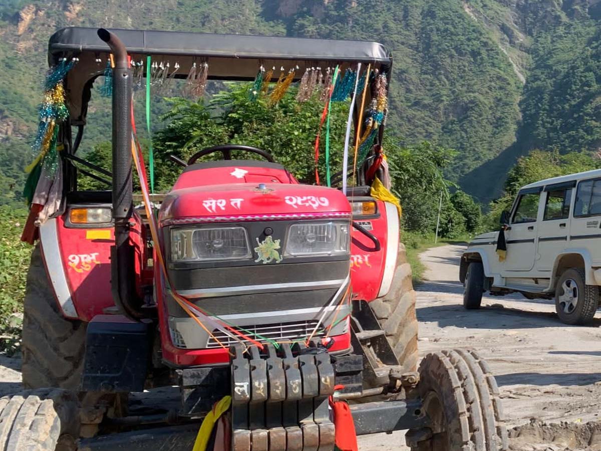 महाकालीबाट अवैध रुपमा बालुवा ल्याउँदै गरेको ट्याक्टर प्रहरी नियन्त्रणमा 